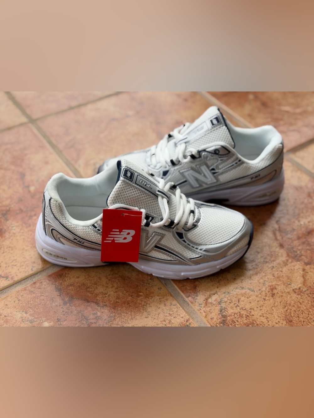 Size 8 Men’s And Women’s 9.5 - New Balance 740 White & Silver Mesh Lace-Up